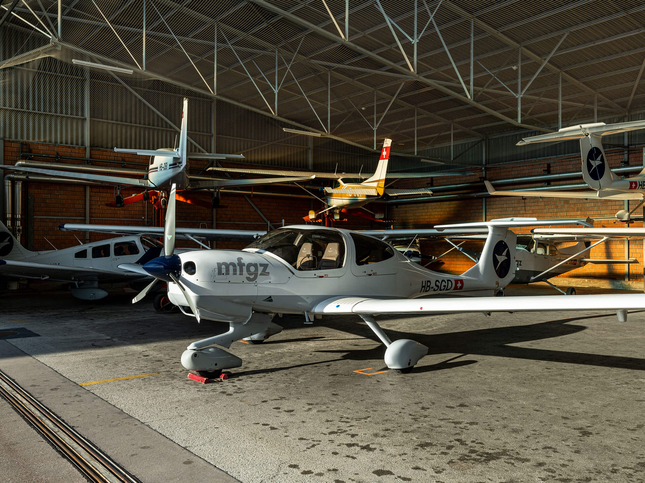 Propellerflieger im Hangar