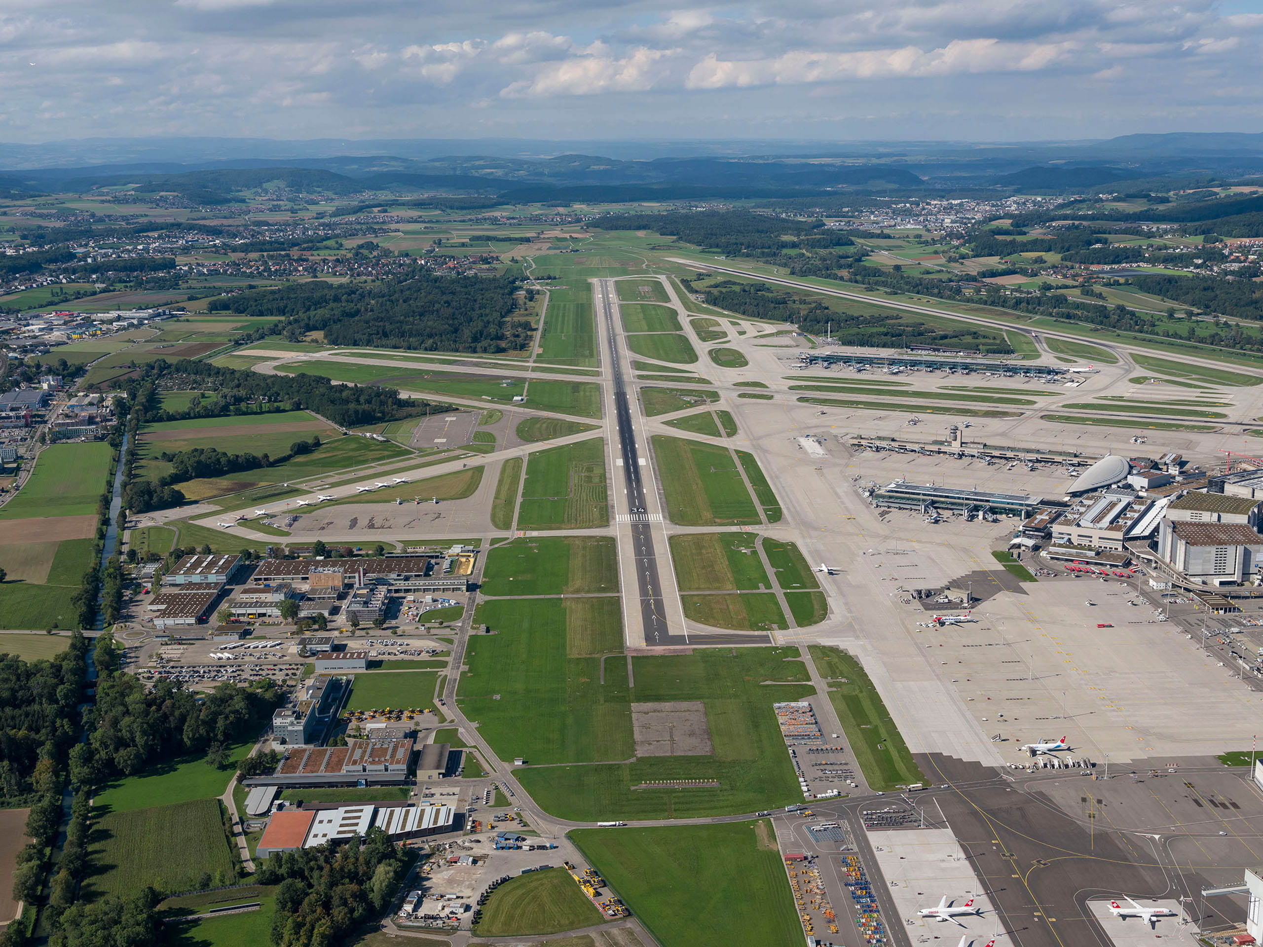 Luftaufnahme der Pisten am Flughafen Zürich