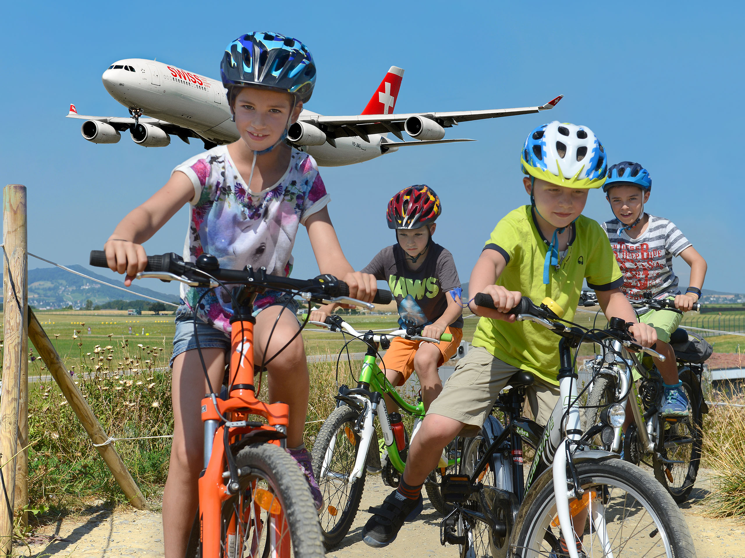 Kinder am Velofahren am Flughafen