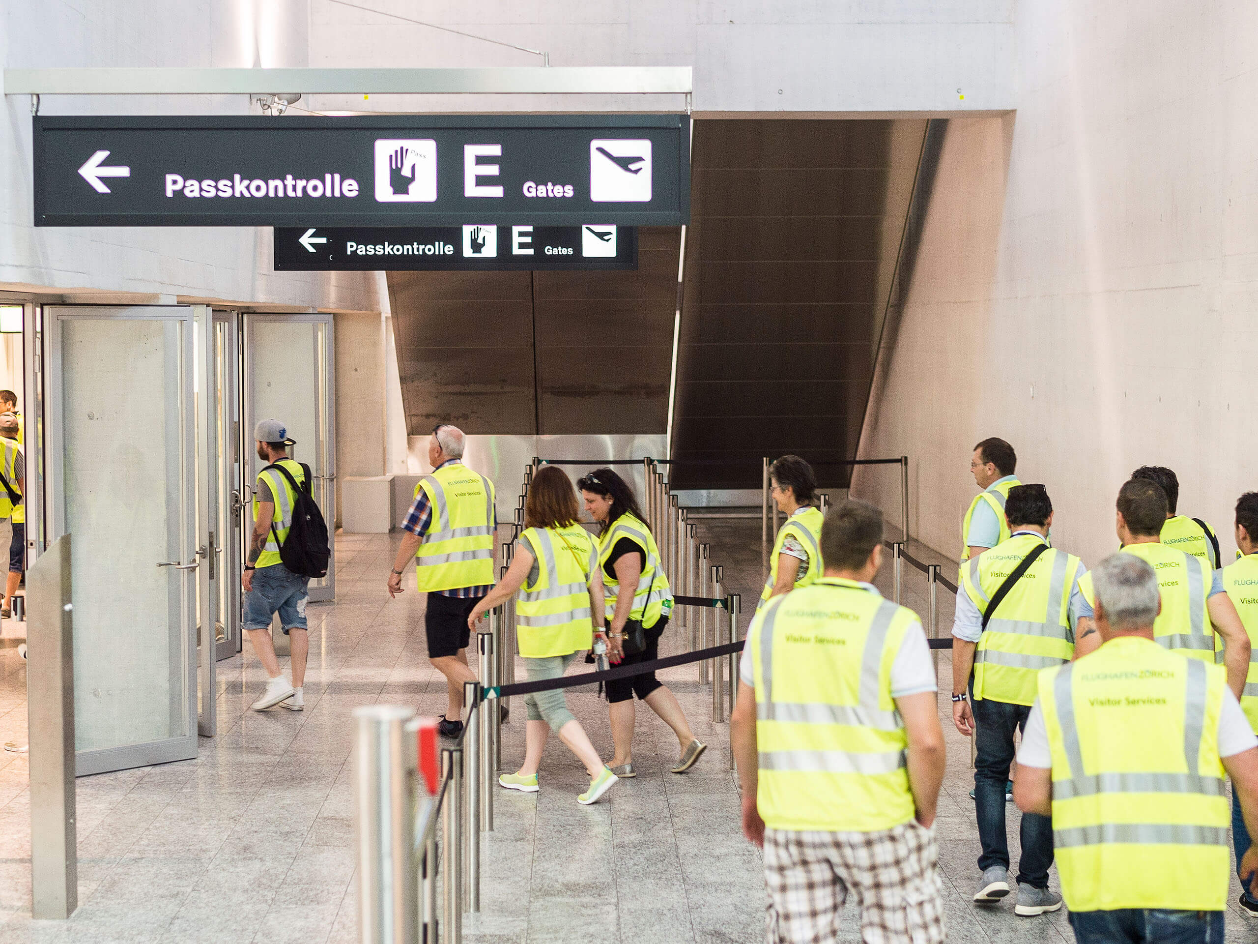 Personen an der Flughafenführung
