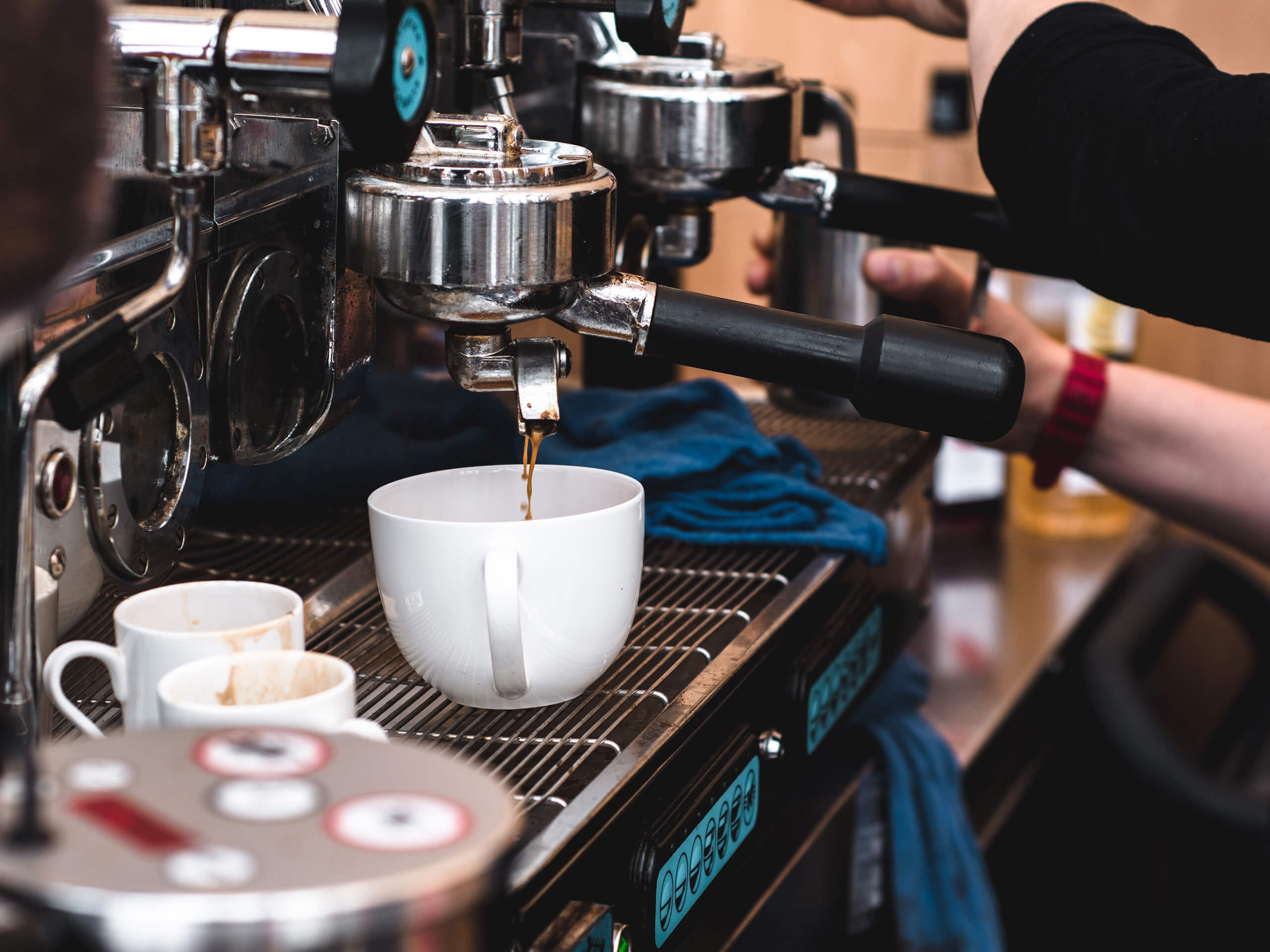 Machine shop. Кофемашина Coffee shop. Бариста. Кофейня бариста. Кофе в кофейне.